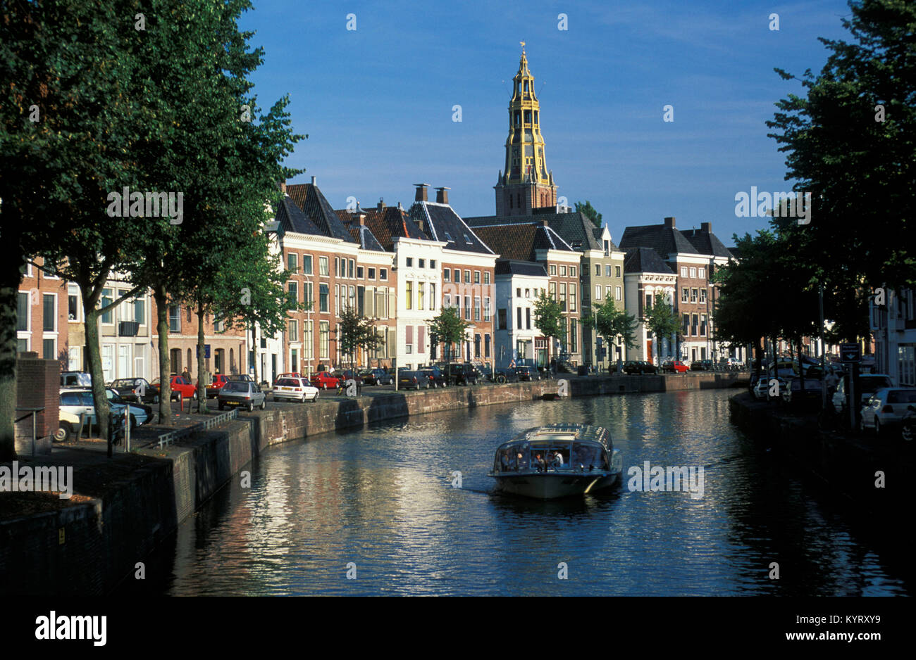 Die Niederlande. Groningen. Stadtzentrum. Kanal oder Tour Boot im Kanal. Stockfoto