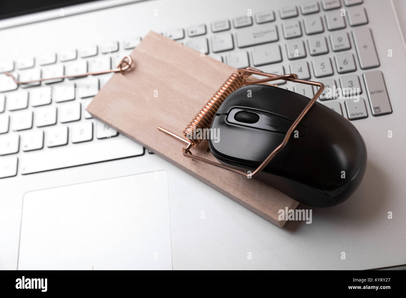 Maus Mausefalle auf Laptop Tastatur - zensiert Internet und Kriminalität Konzept Stockfoto