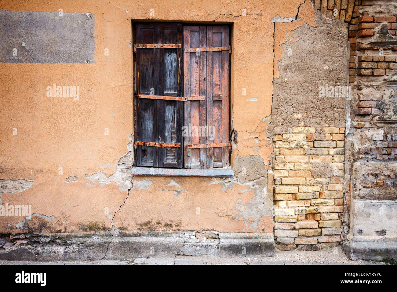 Mit Brettern vernagelt Fenster eines verlassenen Hauses Stockfoto