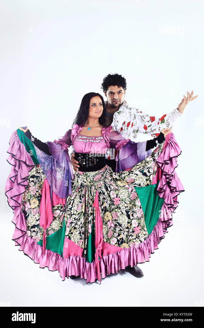 Professionelle Tanz Paar in eine Zigeunerin Kostüm durchführen Volkstanz  Stockfotografie - Alamy