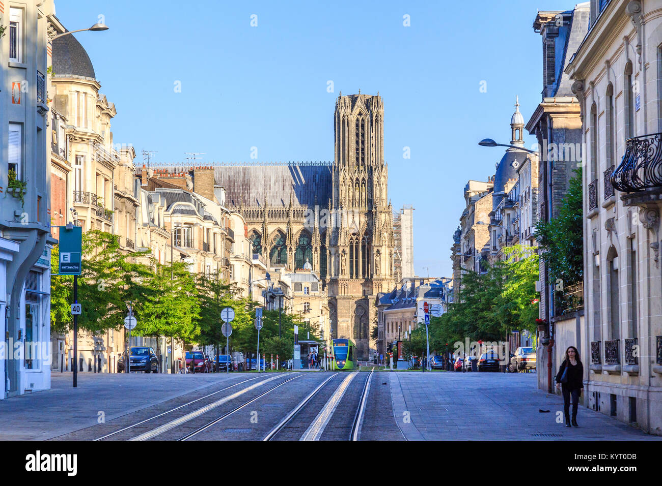 Frankreich, Marne (51), Reims, ligne de Tramway sur le cours Jean-Baptiste Langlet et Cathédrale Notre-Dame de arrrière-plan // Frankreich, Marne, Reims, Straßenbahn Stockfoto