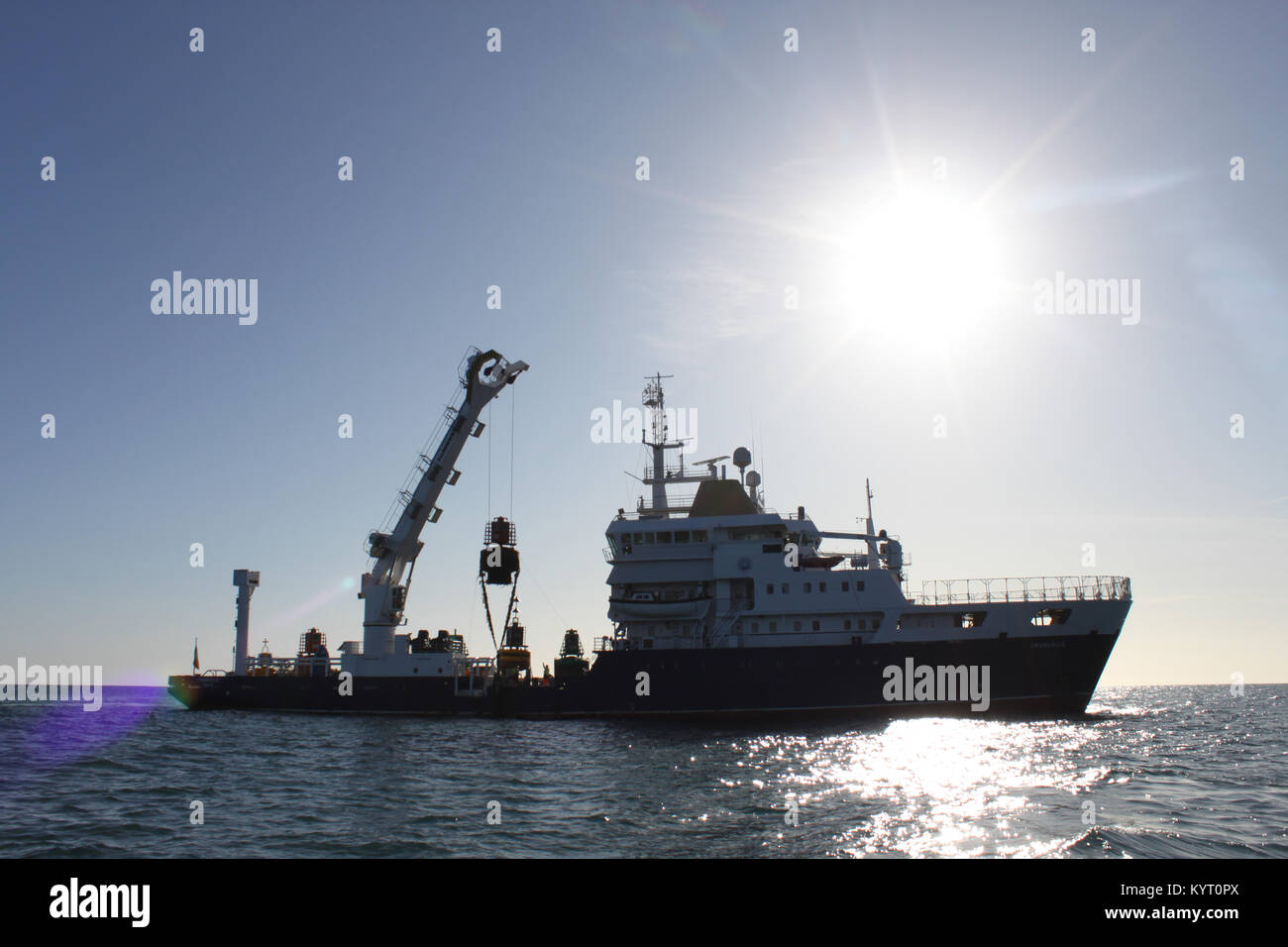 Silhouette der irischen Leuchten service Schiff grainne heult in Atlantic Sea, County Kerry, Irland Stockfoto