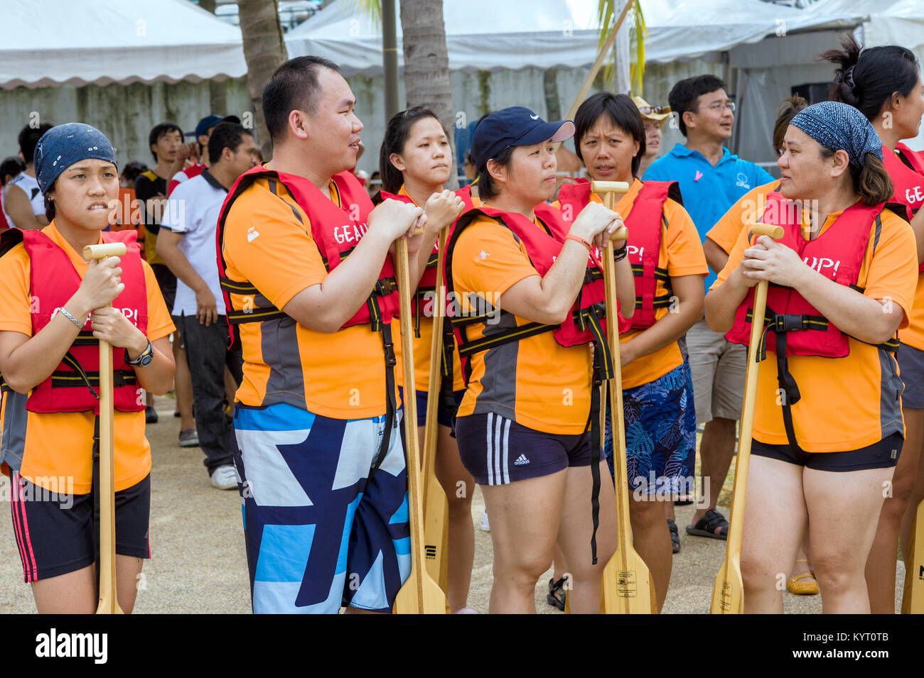 PUTRAJAYA, KUALA LUMPUR, Malaysia - 18. Juni 2010: Briefings vor dem Start zum ersten Rennen während der Dragon boat festival auf Putrajaya See Stockfoto