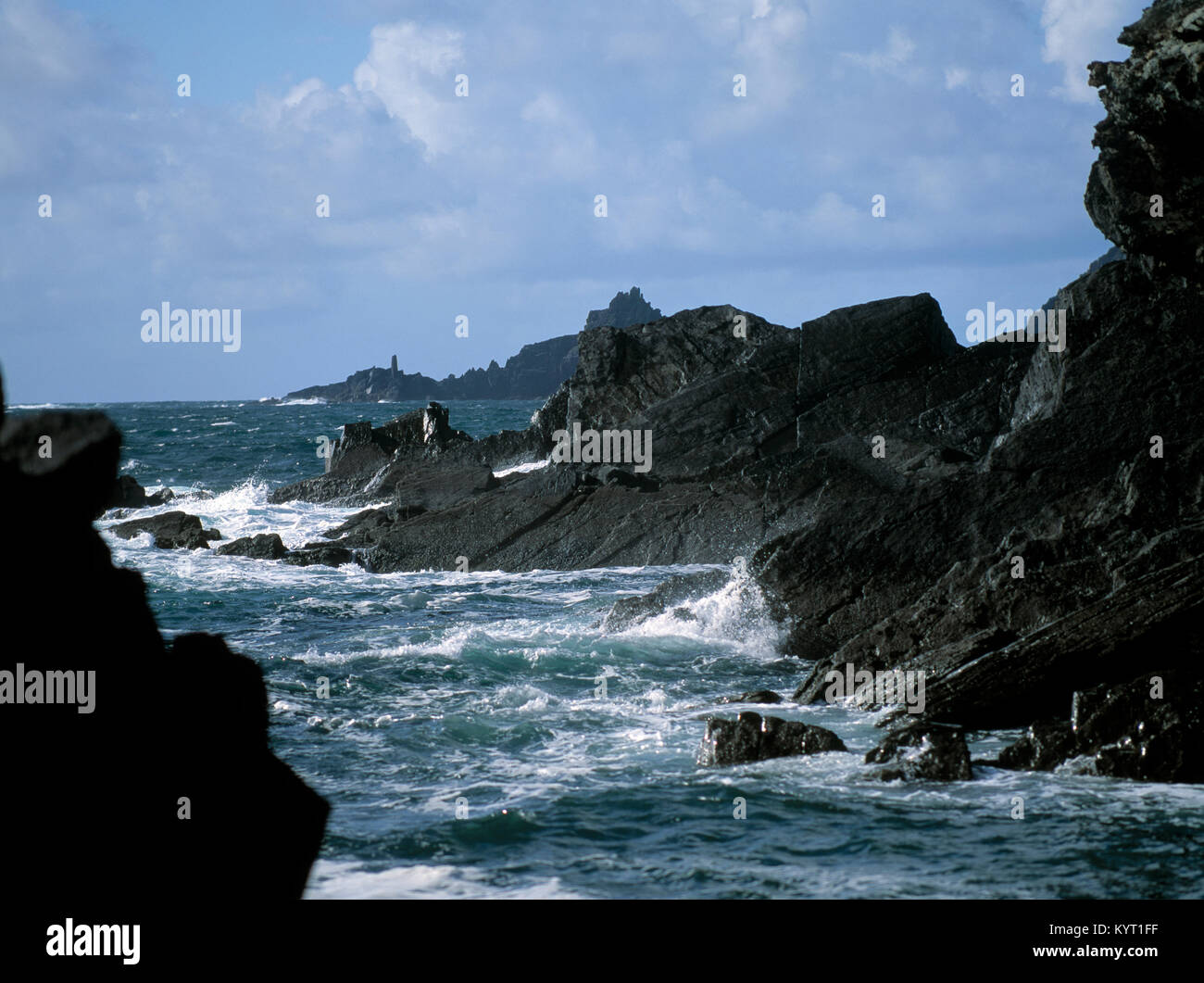 Wellen gegen die Felsen und Ufer in Irland, wilden Atlantik Weg Stockfoto