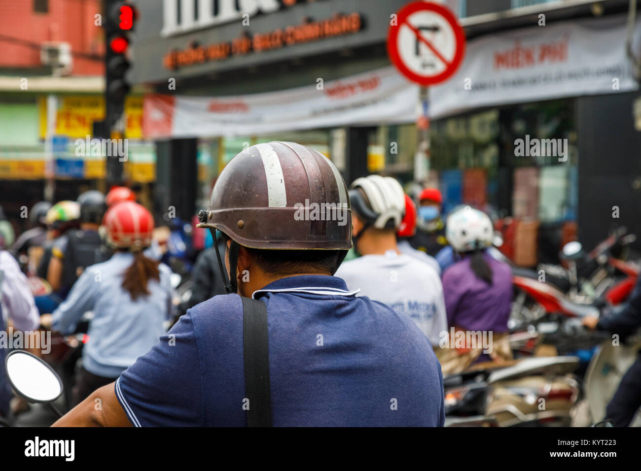 Lokale Lebensstil: Rückansicht der Helm eines der vielen Motorradfahrer, typische verkehrsreichen Straße in Saigon (Ho Chi Minh City), South Vietnam Stockfoto