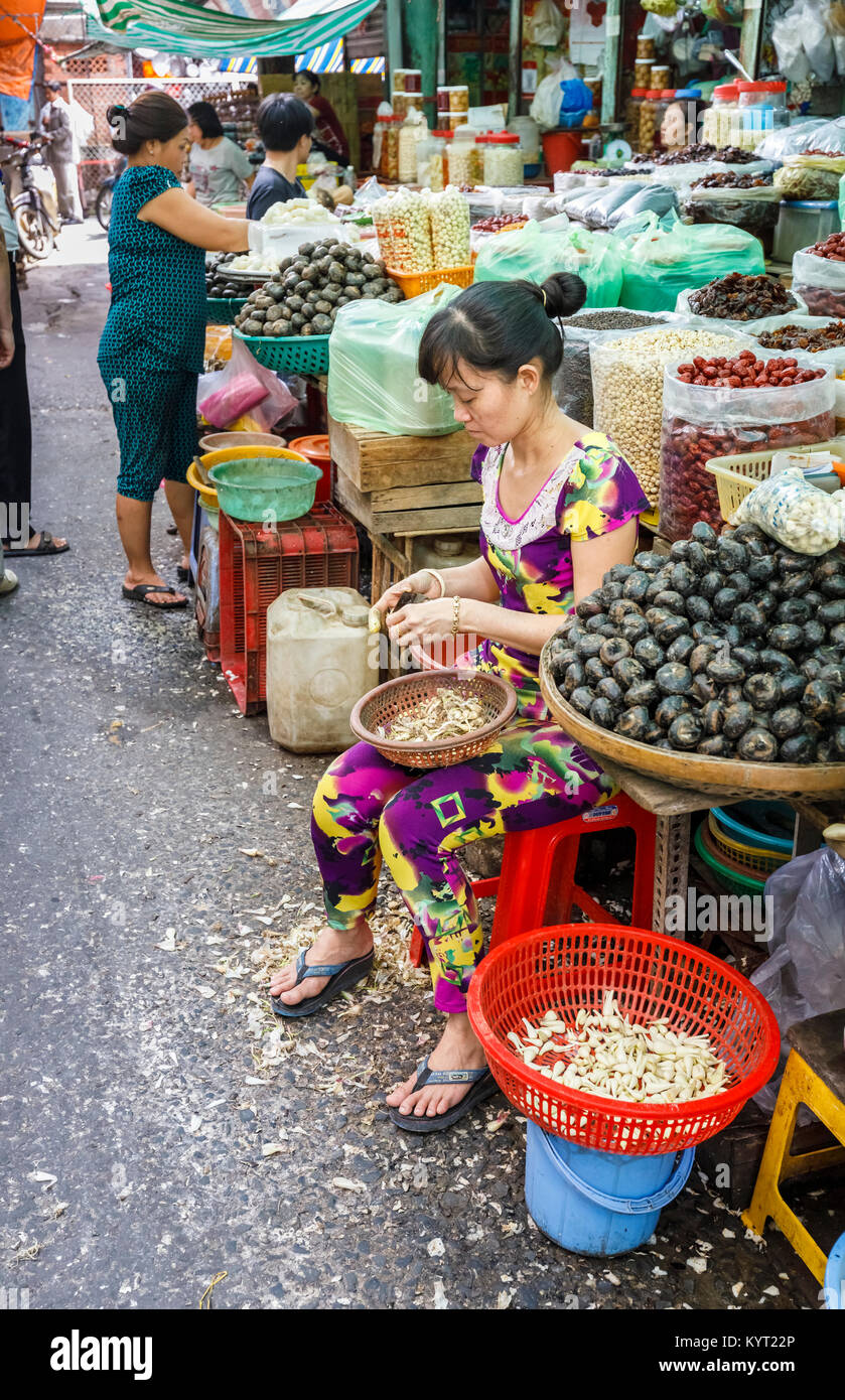 Standbesitzer Gemüse vorbereiten zu einem lokalen Produkten ausgeht, Binh Tay oder Hoa Binh Market, Chinatown (cholon), Saigon (Ho Chi Minh City), South Vietnam Stockfoto