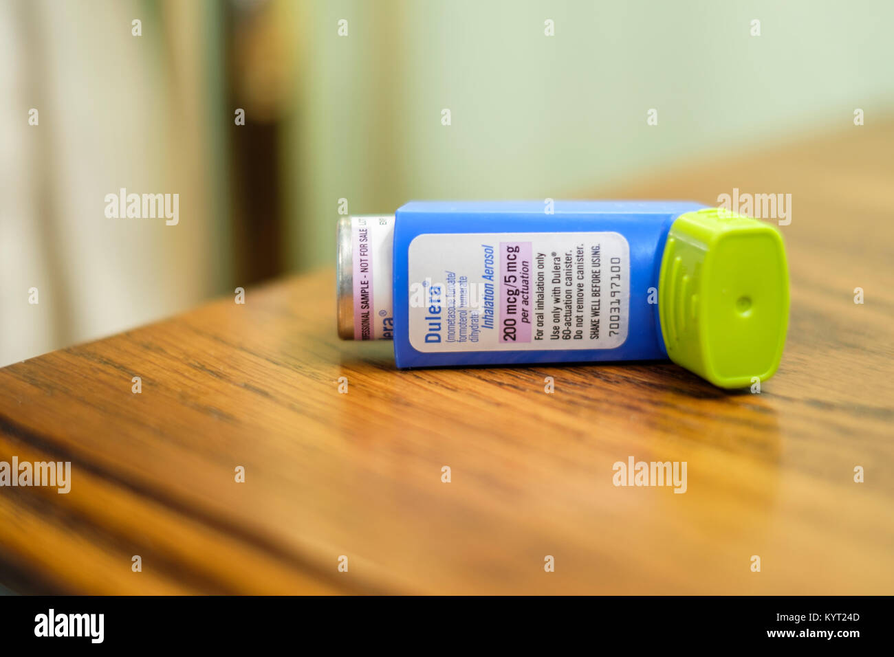 Foto eines Dulera-Rettungsinhalators, der zur Asthmabehandlung auf einem Schlafzimmertisch liegt. Oklahoma City, Oklahoma, USA. Stockfoto