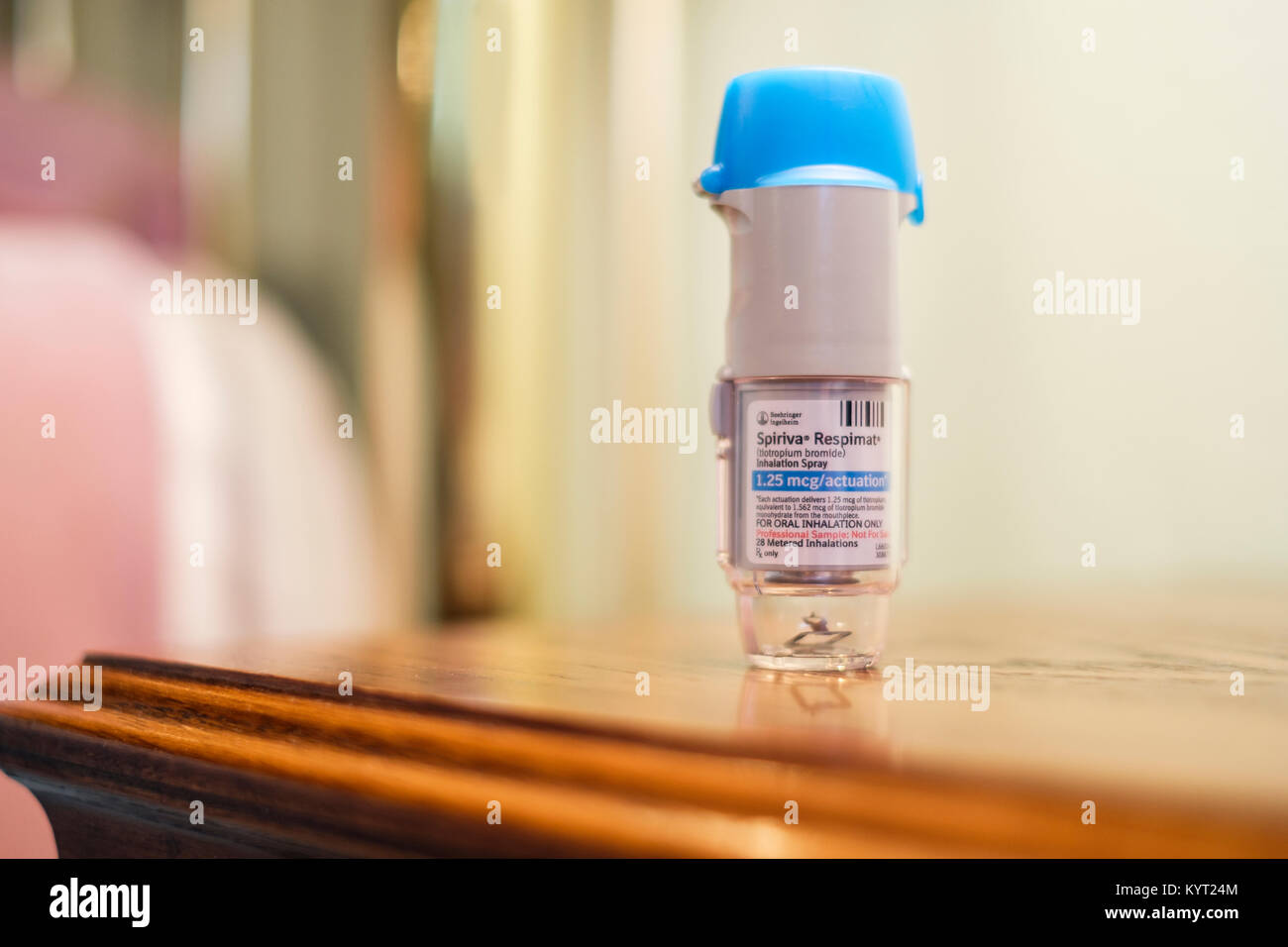Foto eines Spiriva-Inhalators zur Öffnung der Atemwege bei Patienten mit Atemproblemen wie Asthma und COPD. USA. Stockfoto