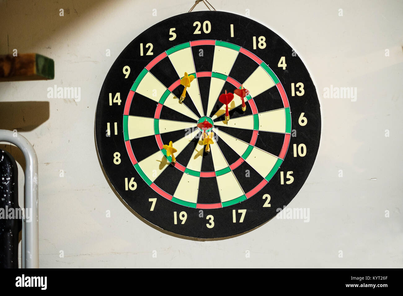 Ein Spiel Dartscheibe und Dart an der Wand hängen in einer Garage in Oklahoma, USA. Stockfoto