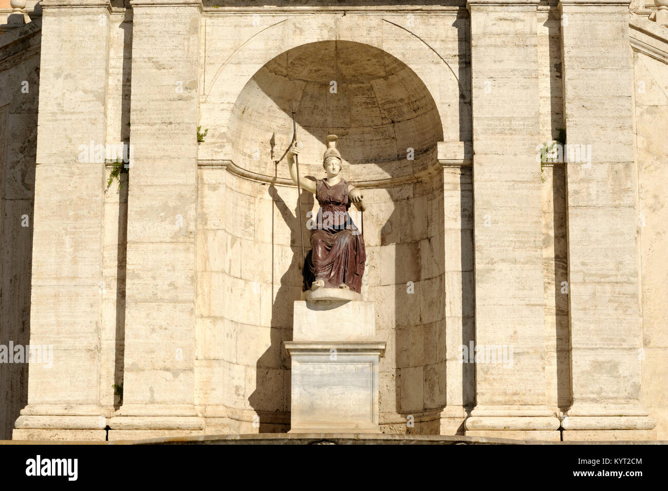 Italien, Rom, Piazza del Campidoglio, Palazzo Senatorio, Statue der römischen Göttin Roma, ursprünglich eine Statue von Minerva (1. Jahrhundert n. Chr.) Stockfoto