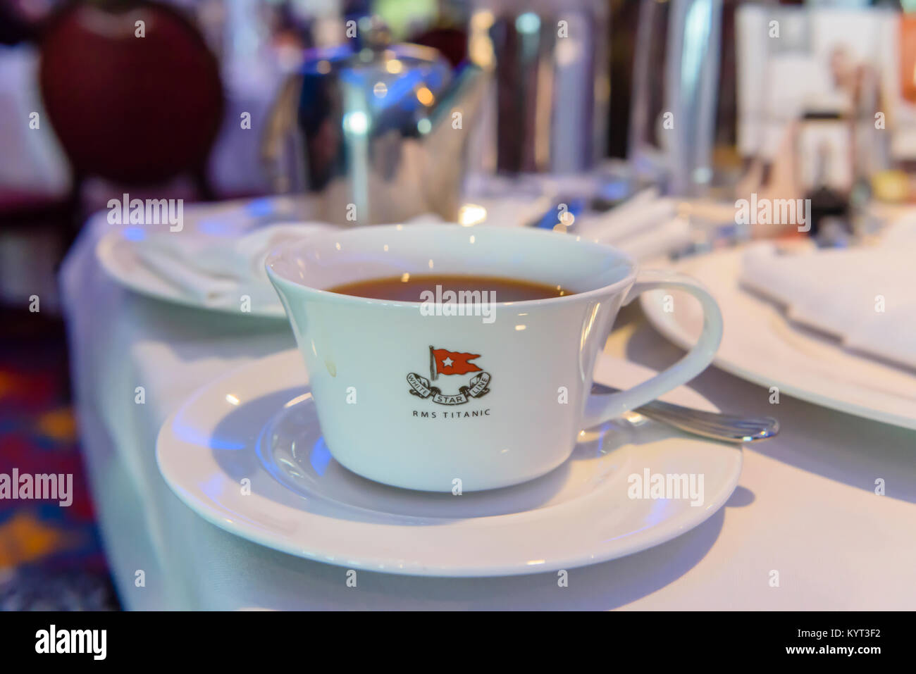 Kaffee serviert in einem bone china Becher mit der White Star Line logo, zusammen mit RMS Titanic im Titanic Belfast. Stockfoto