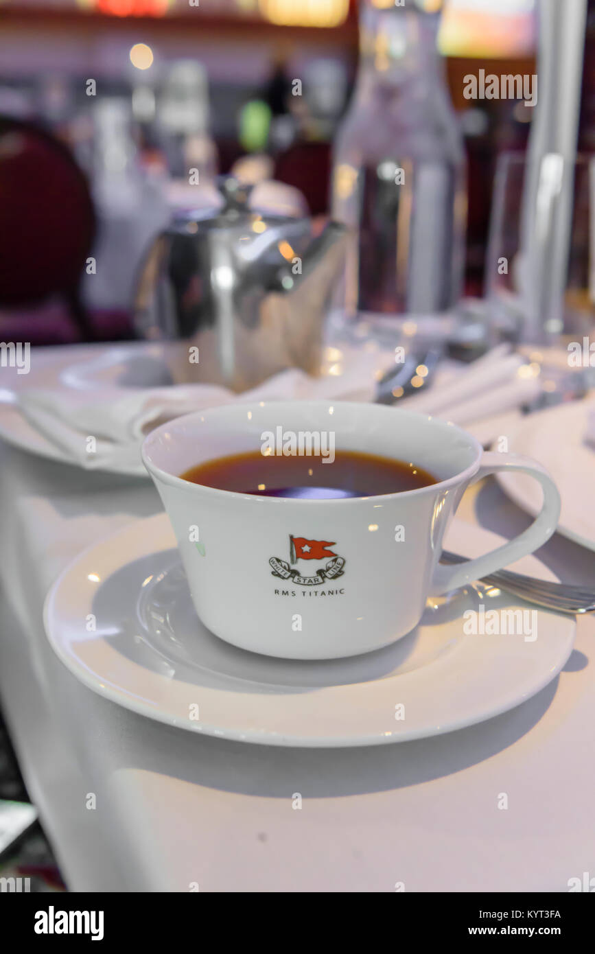 Kaffee serviert in einem bone china Becher mit der White Star Line logo, zusammen mit RMS Titanic im Titanic Belfast. Stockfoto