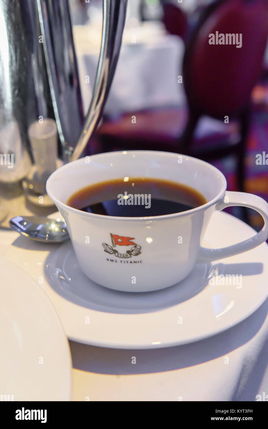 Kaffee serviert in einem bone china Becher mit der White Star Line logo, zusammen mit RMS Titanic im Titanic Belfast. Stockfoto