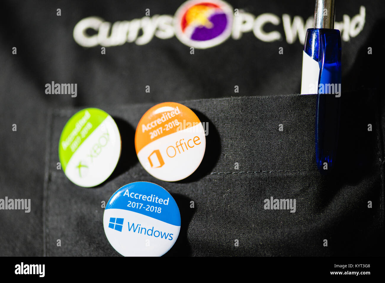 Sales Assistant von Currys PC-Welt trägt Abzeichen, die Sie in Windows, Office und Xbox akkreditiert sind. Stockfoto