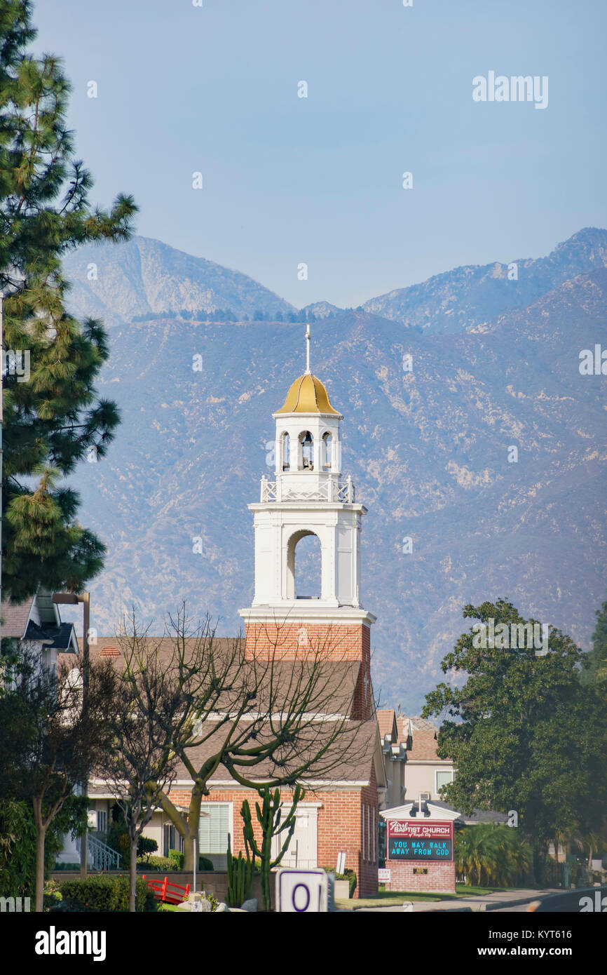 Temple City, Jan 15: Nachmittag der First Baptist Church von Temple City mit San Gabriel Berge als Hintergrund Am 15.Januar 2018 im Temple City, Stockfoto