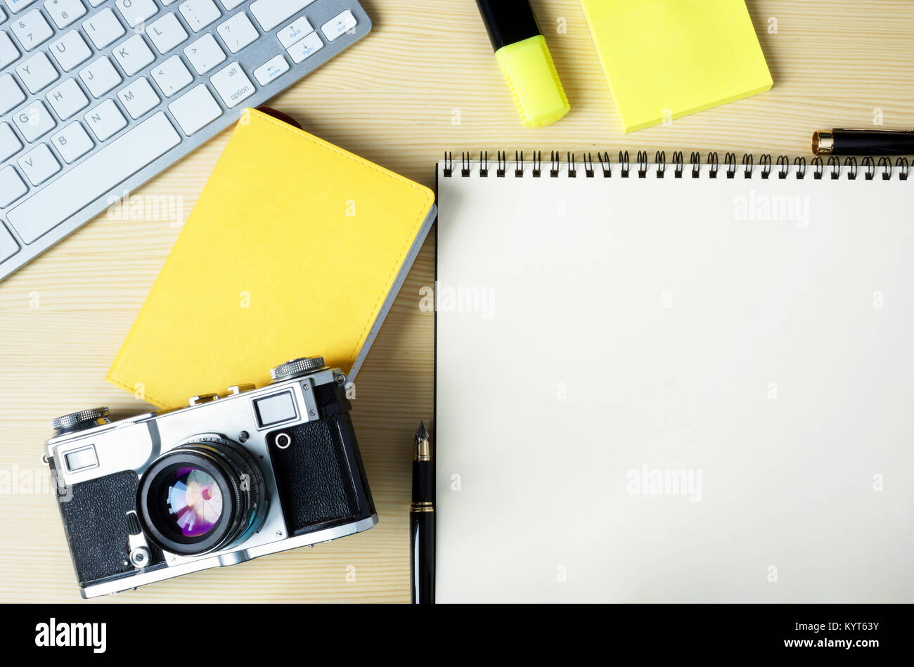 Hinweis öffnen mit Aufklebern, Marker, Tastatur und alte Kamera auf einem Tisch. Mock-up Foto. Stockfoto