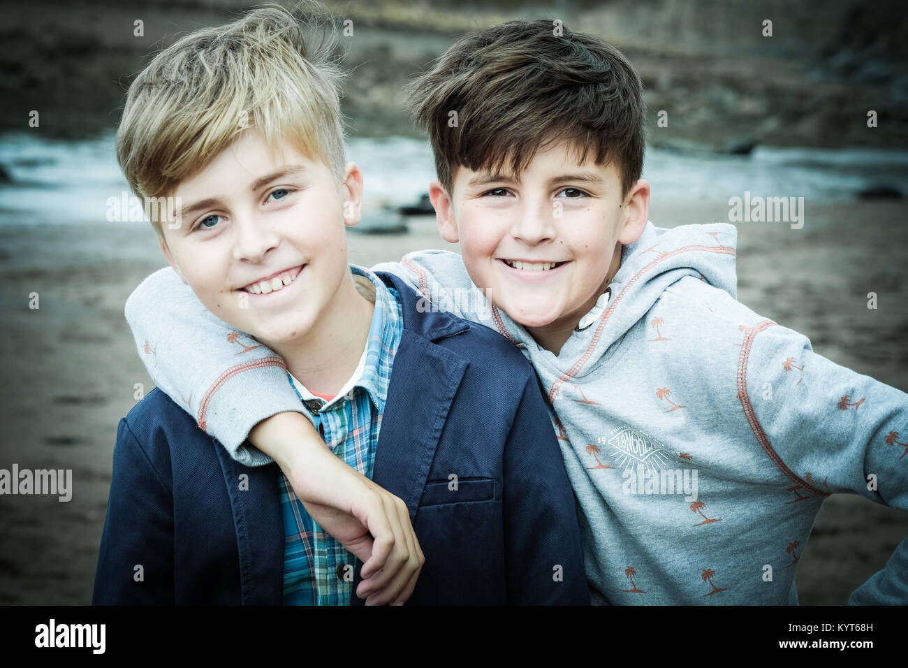 Zwei Brüder, Jungen 12 und 10 Jahren, durch das Meer, umarmen, mit Blick  auf die Kamera oder Lächeln, in [Songbook] Bay, Yorkshire, Großbritannien  Stockfotografie - Alamy