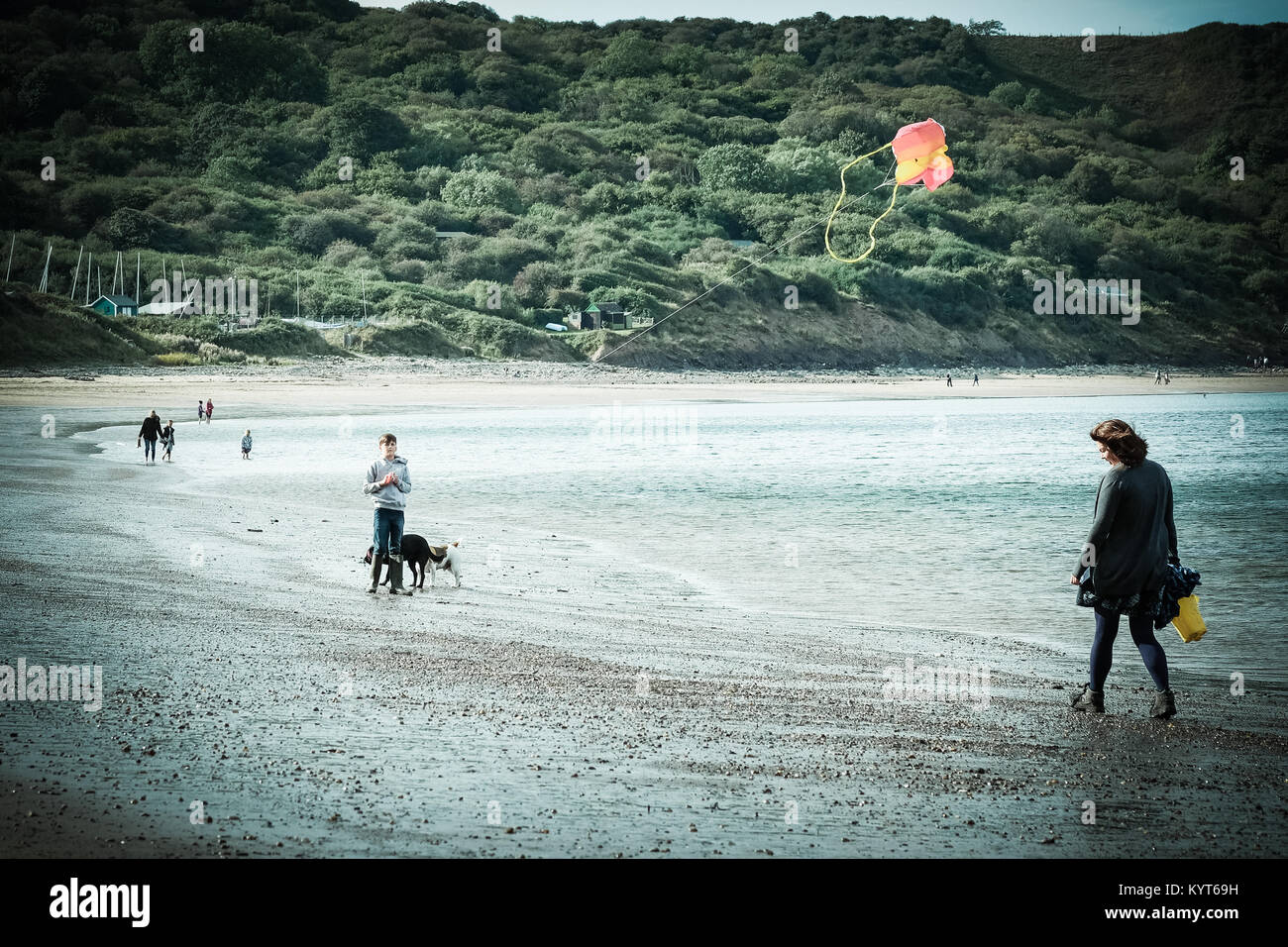 Mutter und Sohn am Strand mit Drachen in [Songbook] Bay, Yorkshire, Großbritannien Stockfoto