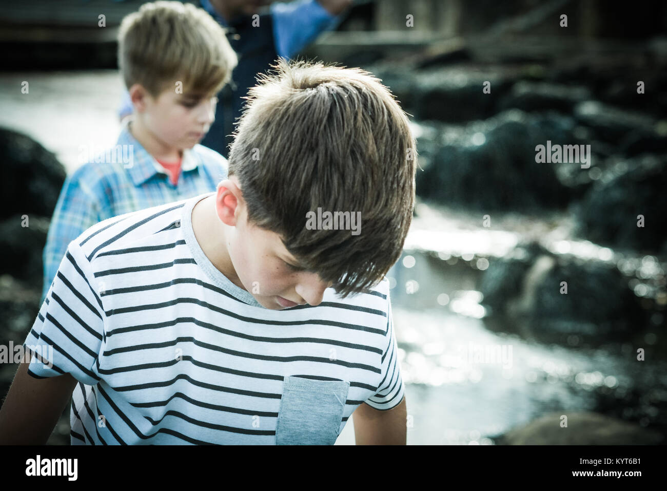 Zwei Brüder, Jungen 12 und 10 Jahre, Wandern am Meer, in [Songbook] Bay, Yorkshire, Großbritannien Stockfoto