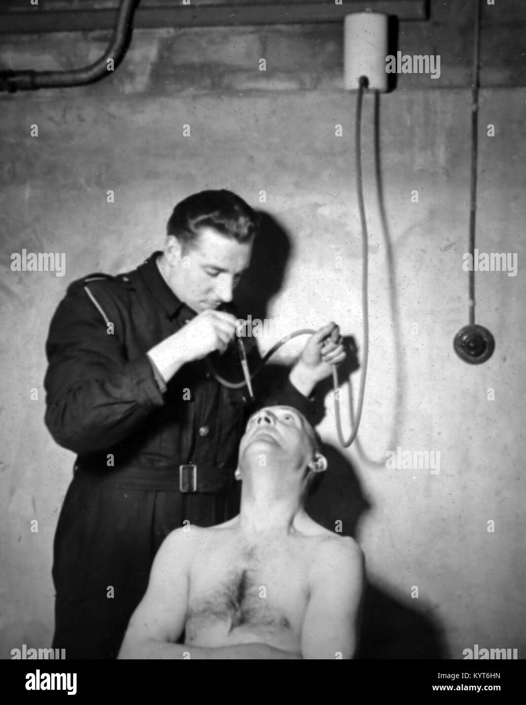 Die Behandlung eines Verletzten nach einem Gasangriff, ARP-Training übung während WW2 Stockfoto