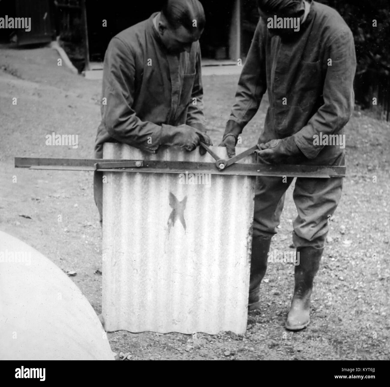 Aufbau einer Anderson Tierheim, ARP-Training übung während WW2 Stockfoto