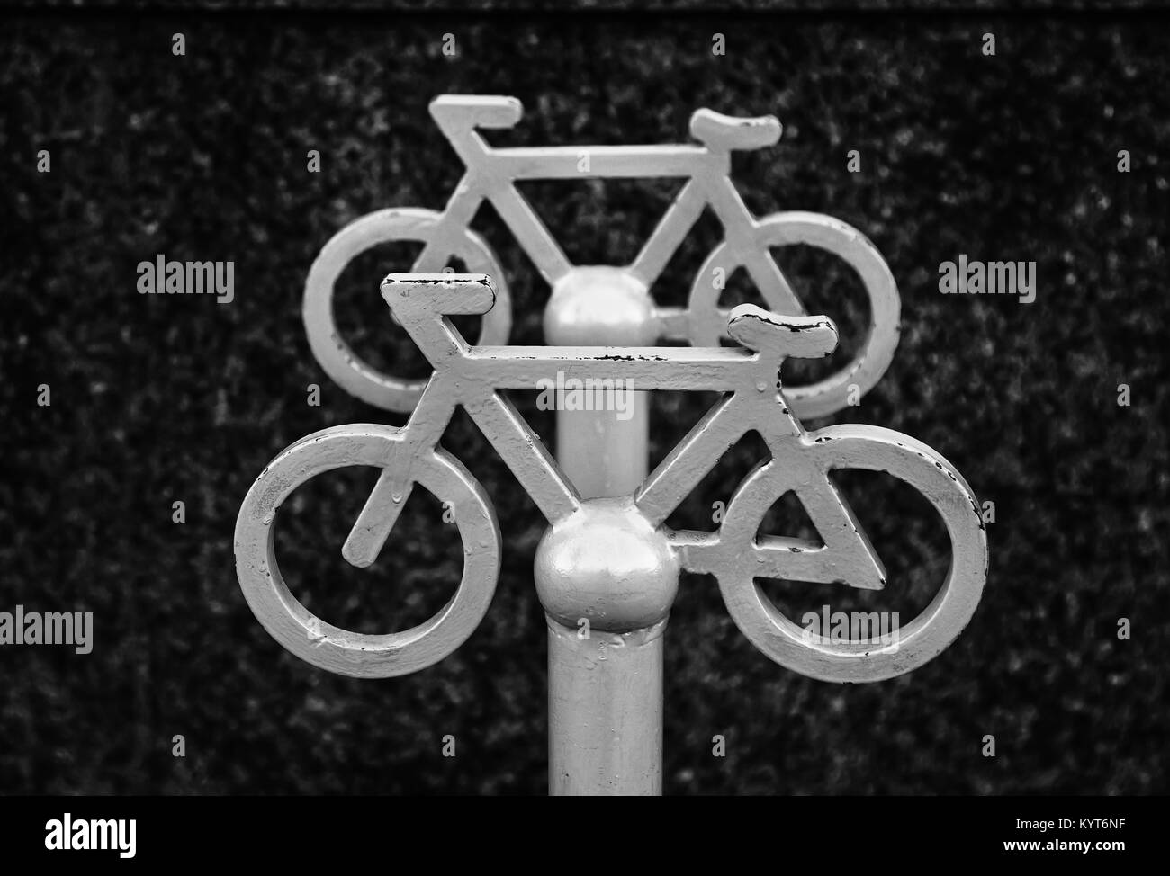 Closeup Zeichen der Fahrrad parken in der alten Stadt, Vorderansicht. Stockfoto