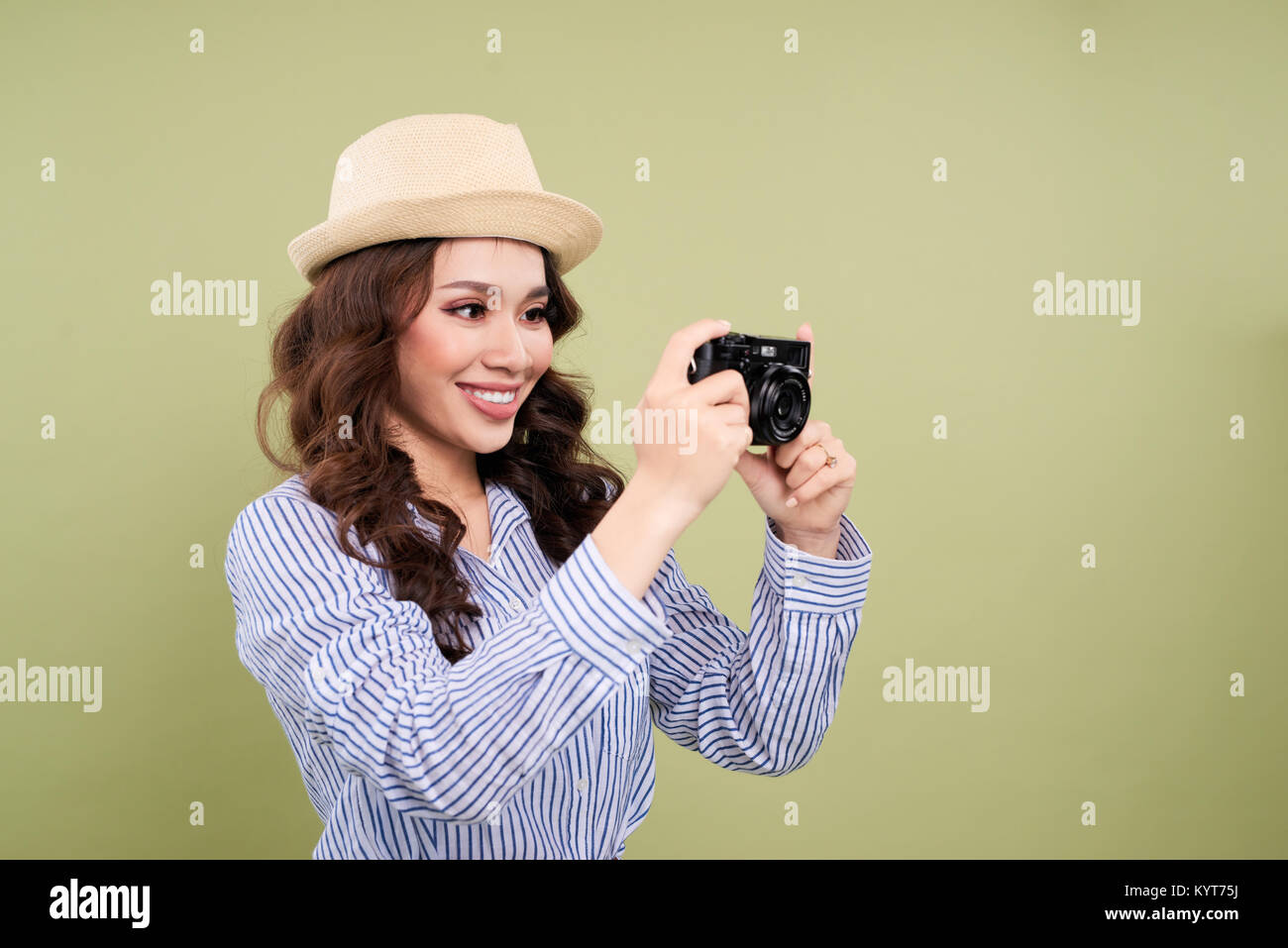 Junge asiatische Frau Traveler in Freizeitkleidung Holding ein Bewunderer Digitalkamera. Stockfoto