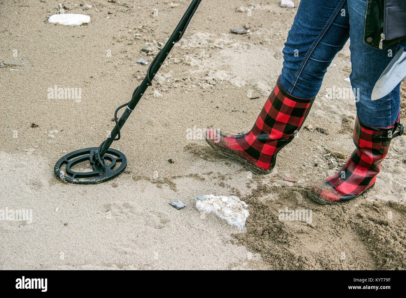 Budva, Montenegro, Januar 2016 - eine Suche nach dem verlorenen Schmuck am Strand entlang mit einem Metalldetektor Stockfoto