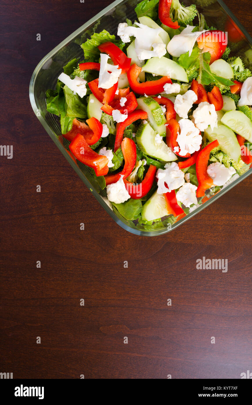 Einen nahrhaften kalorienarmen Salat von frisch geschnittenem Gemüse, bestehend aus Gurken, Blumenkohl, Paprika, Salat, Gemischt Stockfoto