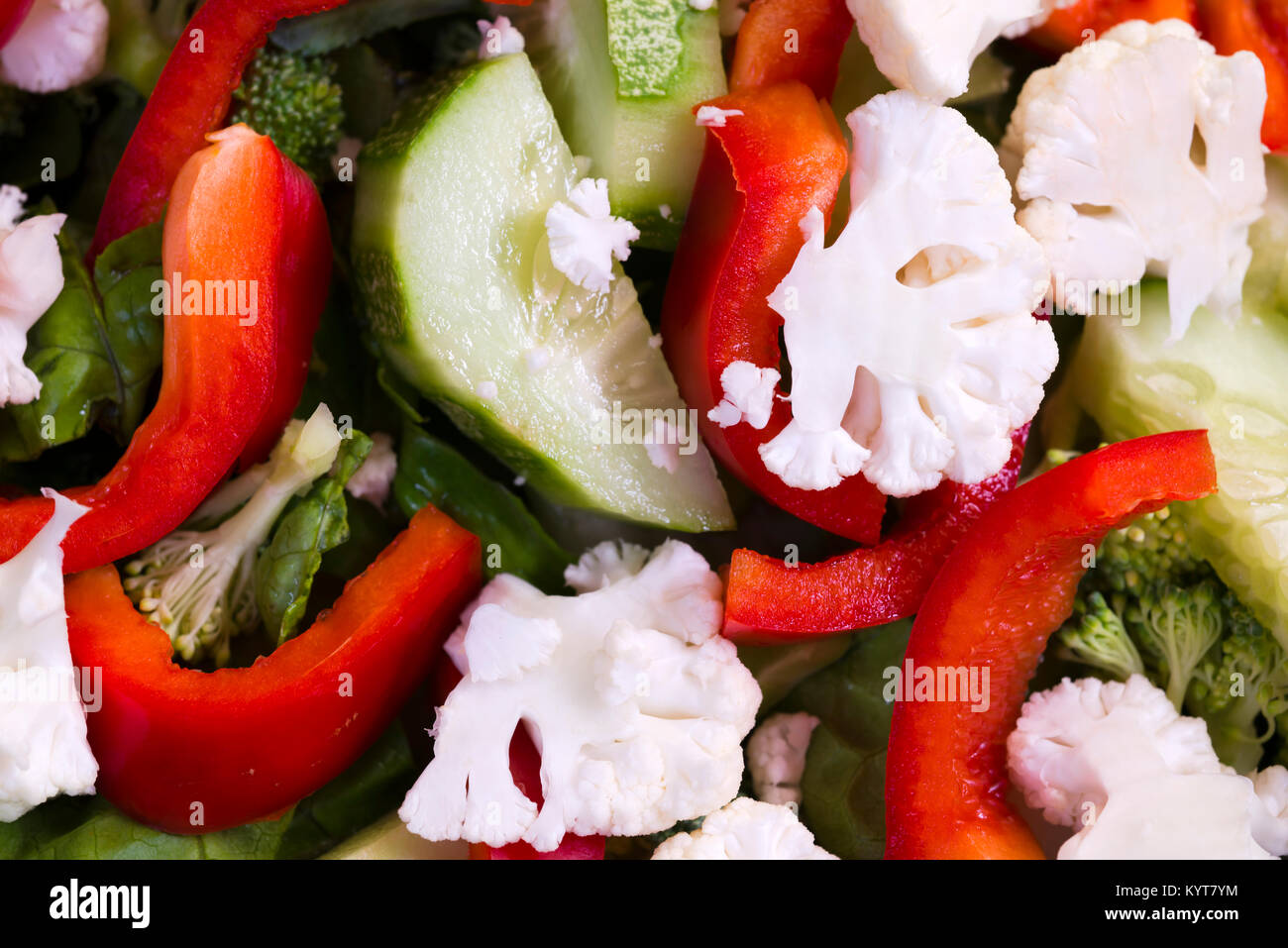 Einen nahrhaften kalorienarmen Salat von frisch geschnittenem Gemüse, bestehend aus Gurken, Blumenkohl, Paprika, Salat, Gemischt Stockfoto