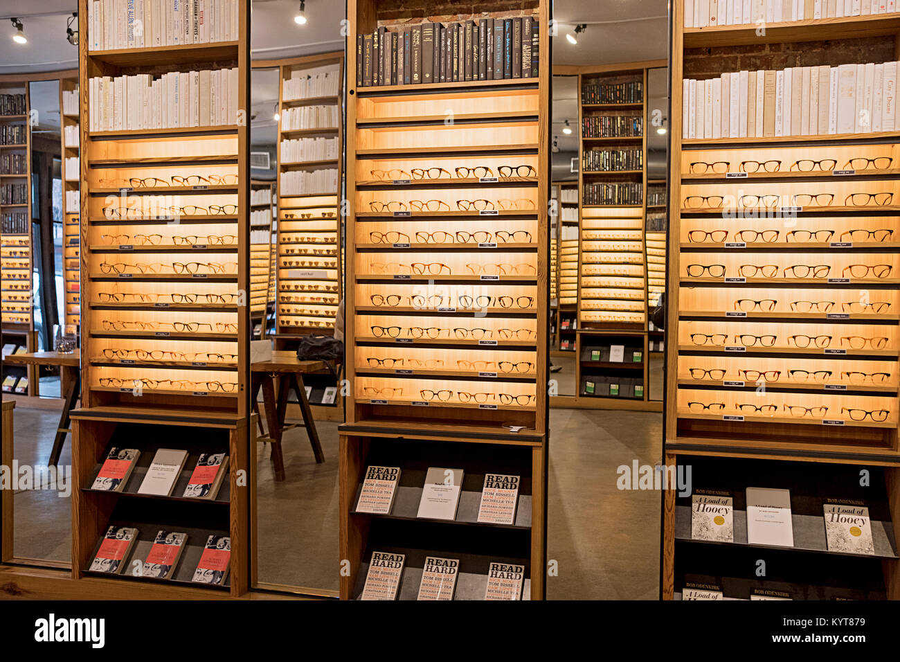 Lesebrillen und Frames für Verkauf an den Warby Parker Store auf der Washington Street im Meatpacking District von New York City Stockfoto