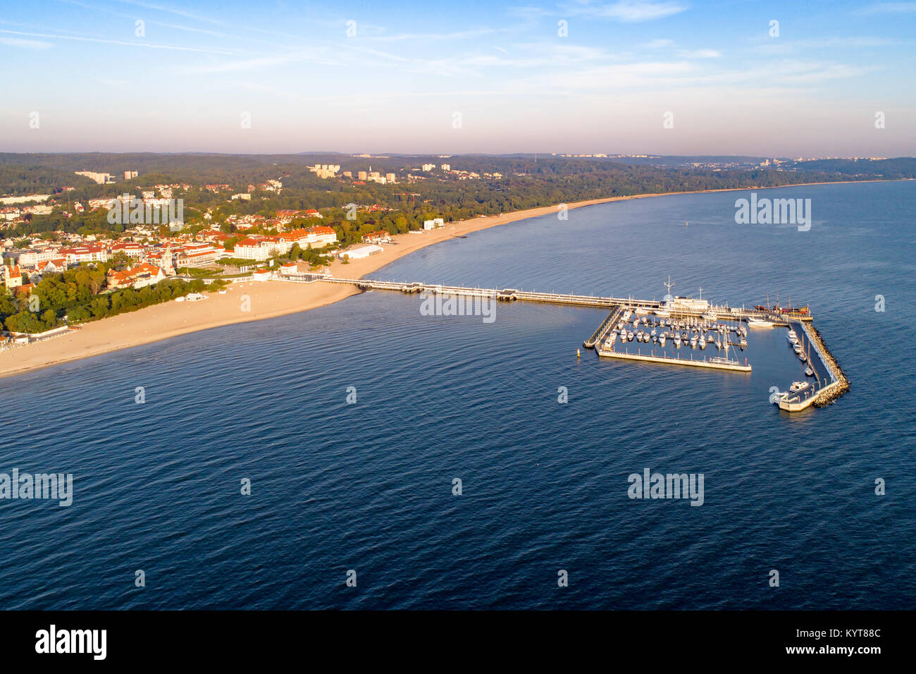 Sopot Resort in Polen. Hölzerne Seebrücke (Molo) mit Marina, Yachten, Pirate touristische Schiff, Strand, Stadt, Ferienhäuser Infrastruktur, Hotels, Park und Promenade Stockfoto