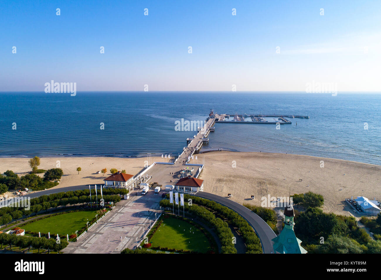 Sopot Resort in Polen. Hölzerne Seebrücke (Molo) mit Marina, Yachten, Strand, der Alte Leuchtturm, wenige Personen, Ferienhäuser Infrastruktur, Park und die Promenade. Ae Stockfoto
