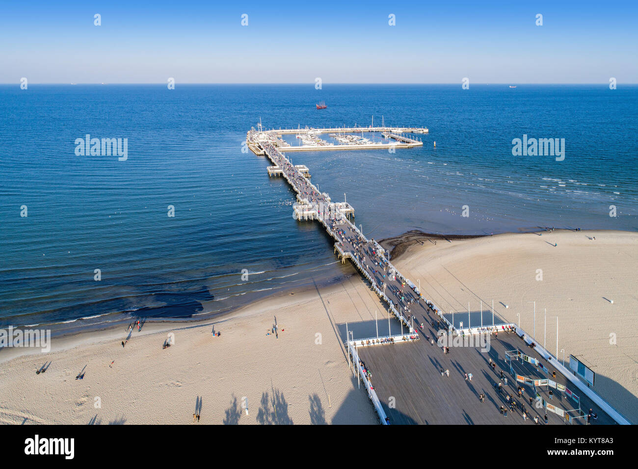 Sopot Resort in Polen. Hölzerne Seebrücke (Molo) mit Marina, Yachten, Strand, Wandern, Ferienhäuser Infrastruktur und der Promenade entfernt. Luftaufnahme. Stockfoto