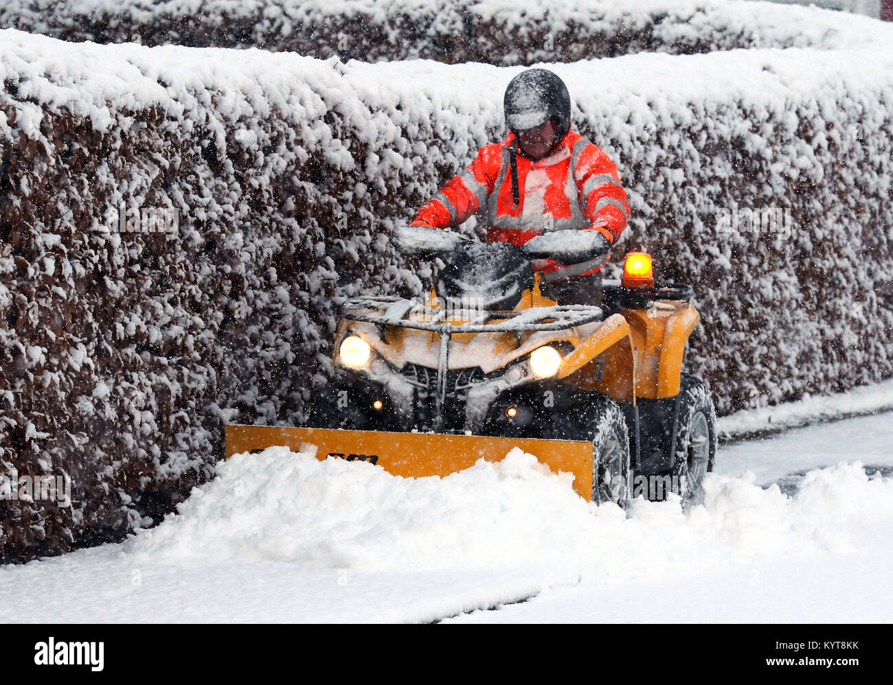 Jim Dunbar löscht den Schnee in Braco, Perthshire, als Teile des Landes wurden in einer Schicht von Schnee mit meteorologen Warnung der tauchenden Temperaturen und mögliche Störungen. Stockfoto