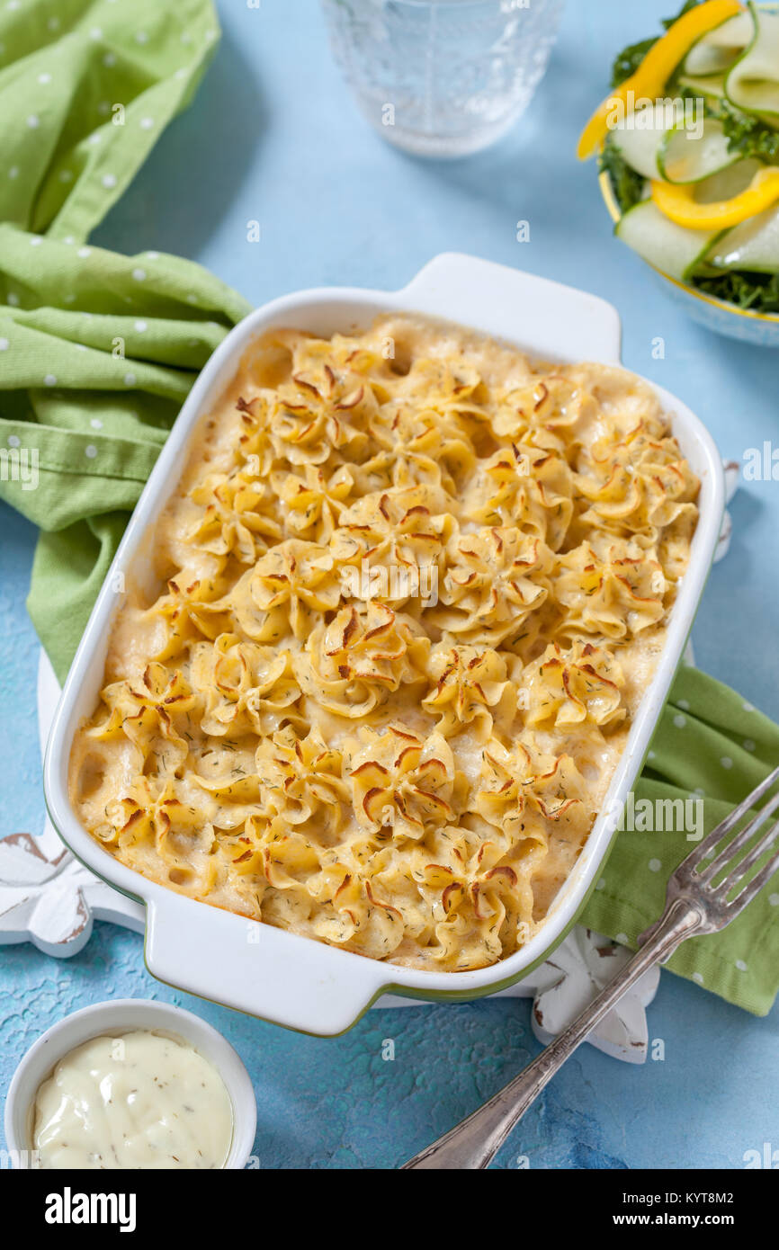 Mit Lachs, Kartoffeln, Spargel und Erbsen Auflauf Stockfoto