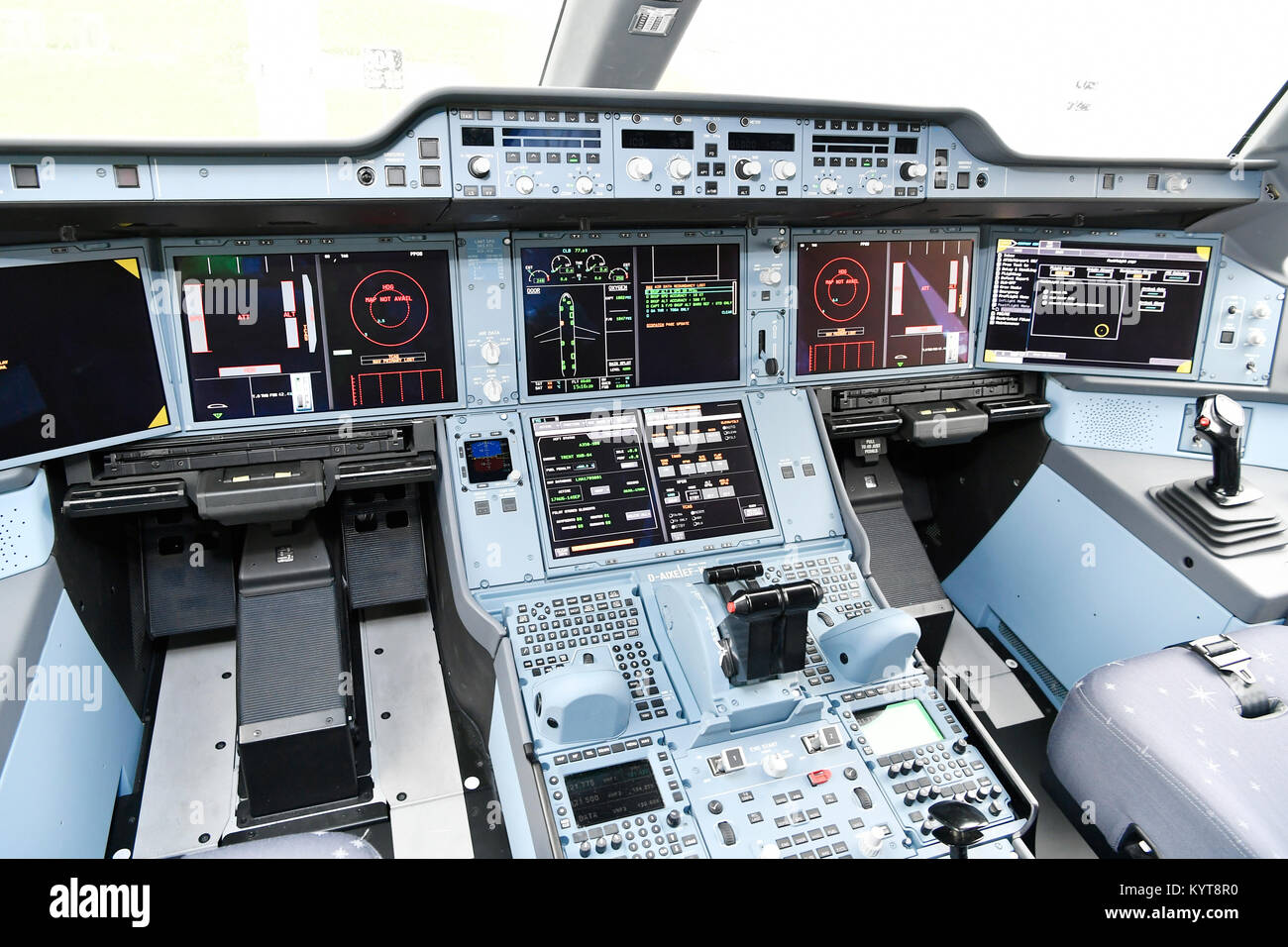 Anzeige im Cockpit, Cockpit, Panel, Switch, Sicherheit Schalter Tür, Radar, Transponder, Tür schauen, Kontrolle, Autopilot, Lufthansa, Airbus A350 Stockfoto