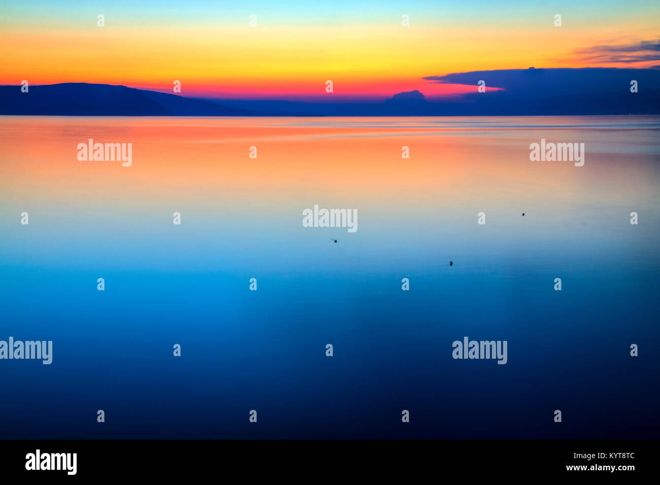 Blaue Stunde an der Adria in Kroatien Stockfoto