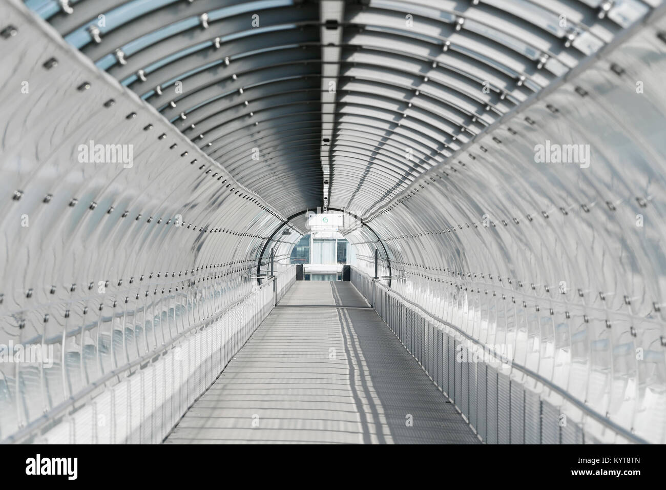 Glas Röhre, Tunnel, Röhre, Bahnhof, S-Bahn, S-Bahn, Flughafen Besucherpark Besucherpark, MUC, Flughafen München, Erding, Freising, Stockfoto