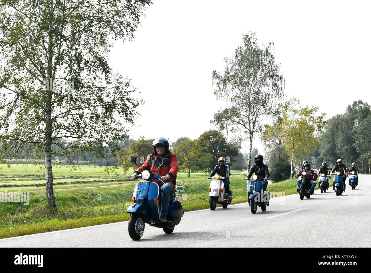 Vespa, Scooter, Vintage, Tour, Reise, Fahren, Straße, Natur, historische, Rasse, Konvoi, Menschen, Tagesausflug, Tuning, Kreuzfahrt, Geschwindigkeit, Spaß, Natur, Straße, Stockfoto