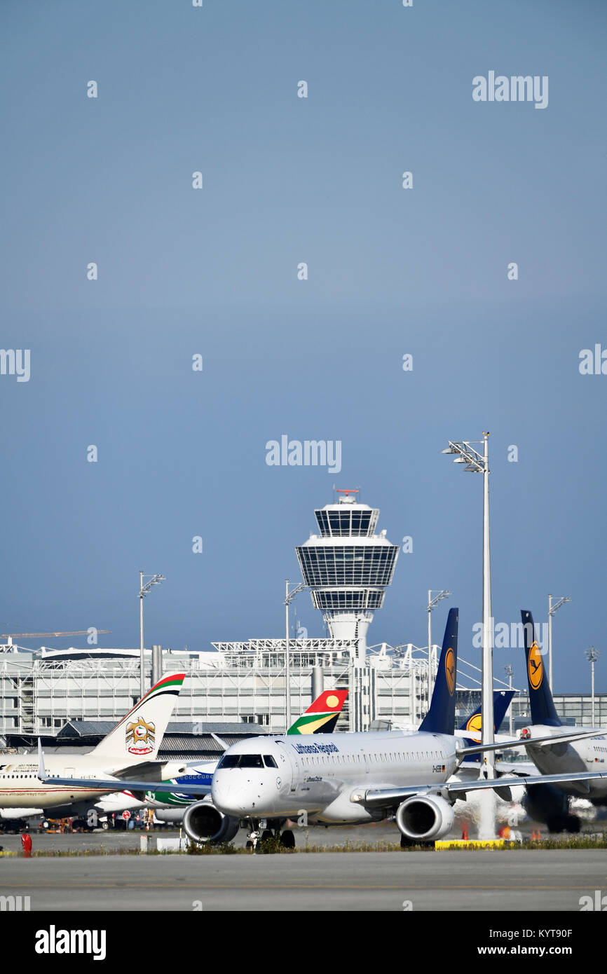 Lufthansa, Embraer ERJ-195 LR, Flugzeuge, Flugzeug, Flugzeug, Fluggesellschaften, Fluglinien, Rolle, In, Out, Flughafen München, Stockfoto