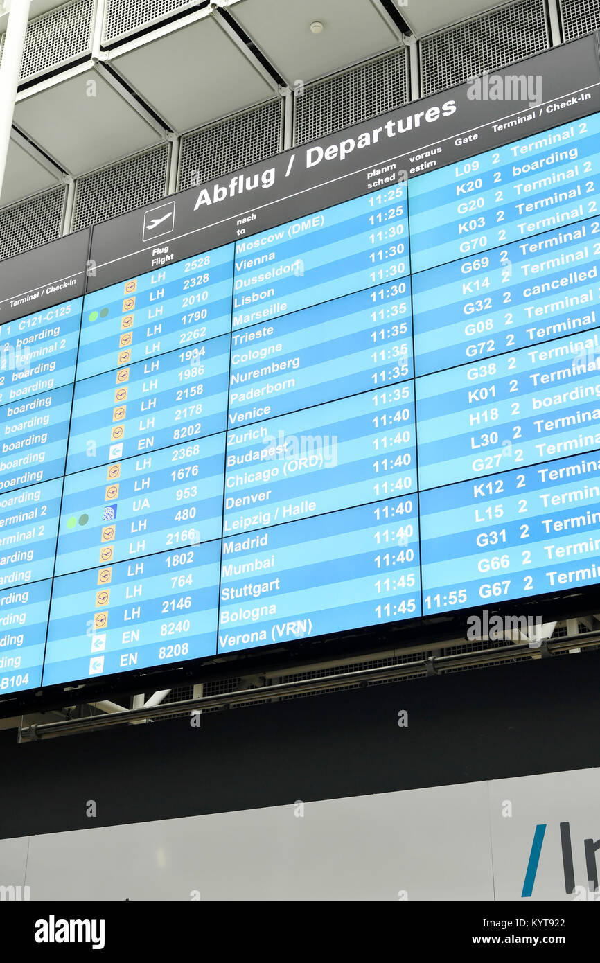 Display, Anzeiger, Abflug, verschiedene Ziele, Städte, Länder, Ankunft, Uhrzeit, Flugnummer, Fluggesellschaft, Zeit, Terminal 1, Flughafen München Stockfoto