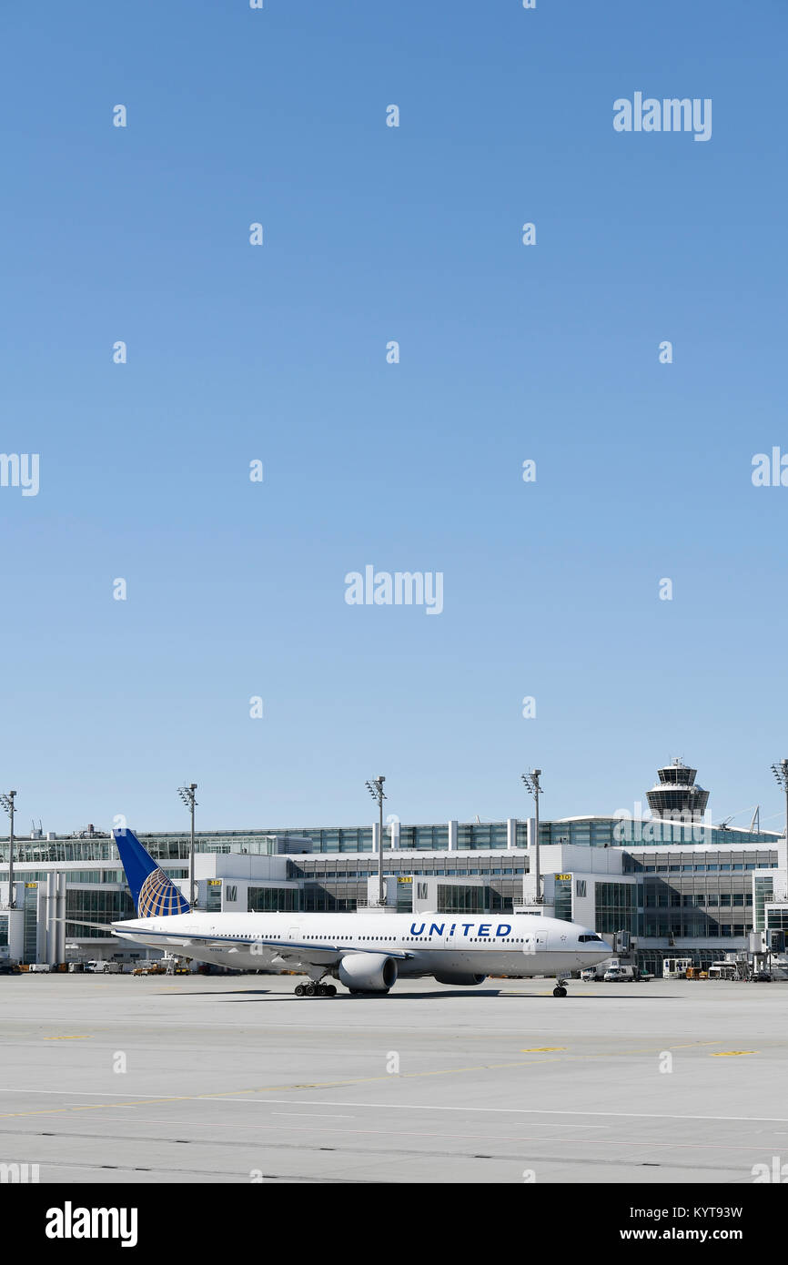 United Airlines, Boeing B 777-222, Terminal 2, Turm, Flugzeuge, Flugzeug, Flug, Fluggesellschaften, Flughafen München, Stockfoto