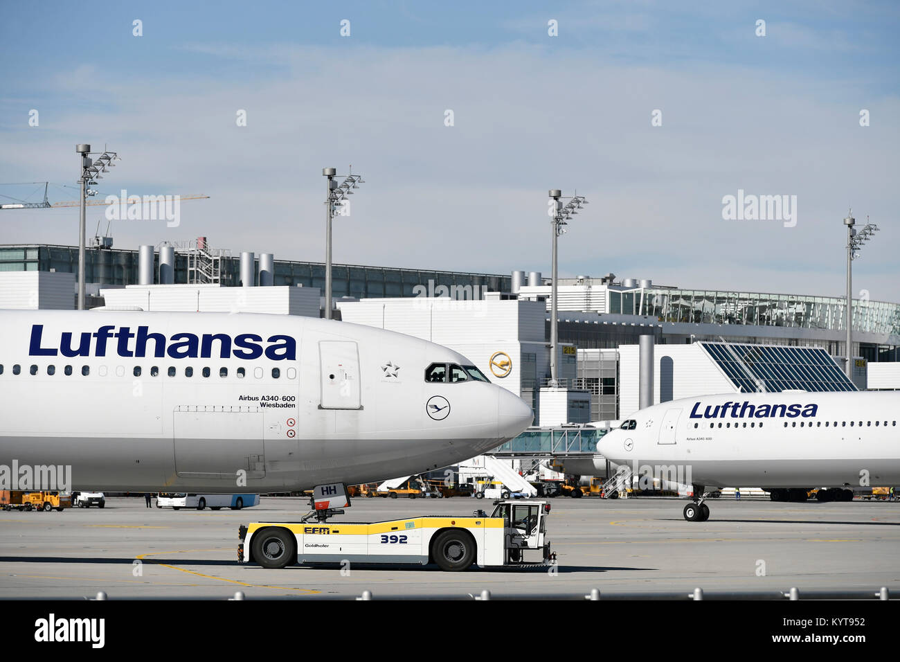 Lufthansa, A340, drücken, drücken zurück Lkw, Roll Out,, Terminal 2, Turm,, Flugzeuge, Flugzeug, Flugzeug, Fluggesellschaften, Flughafen München, Stockfoto