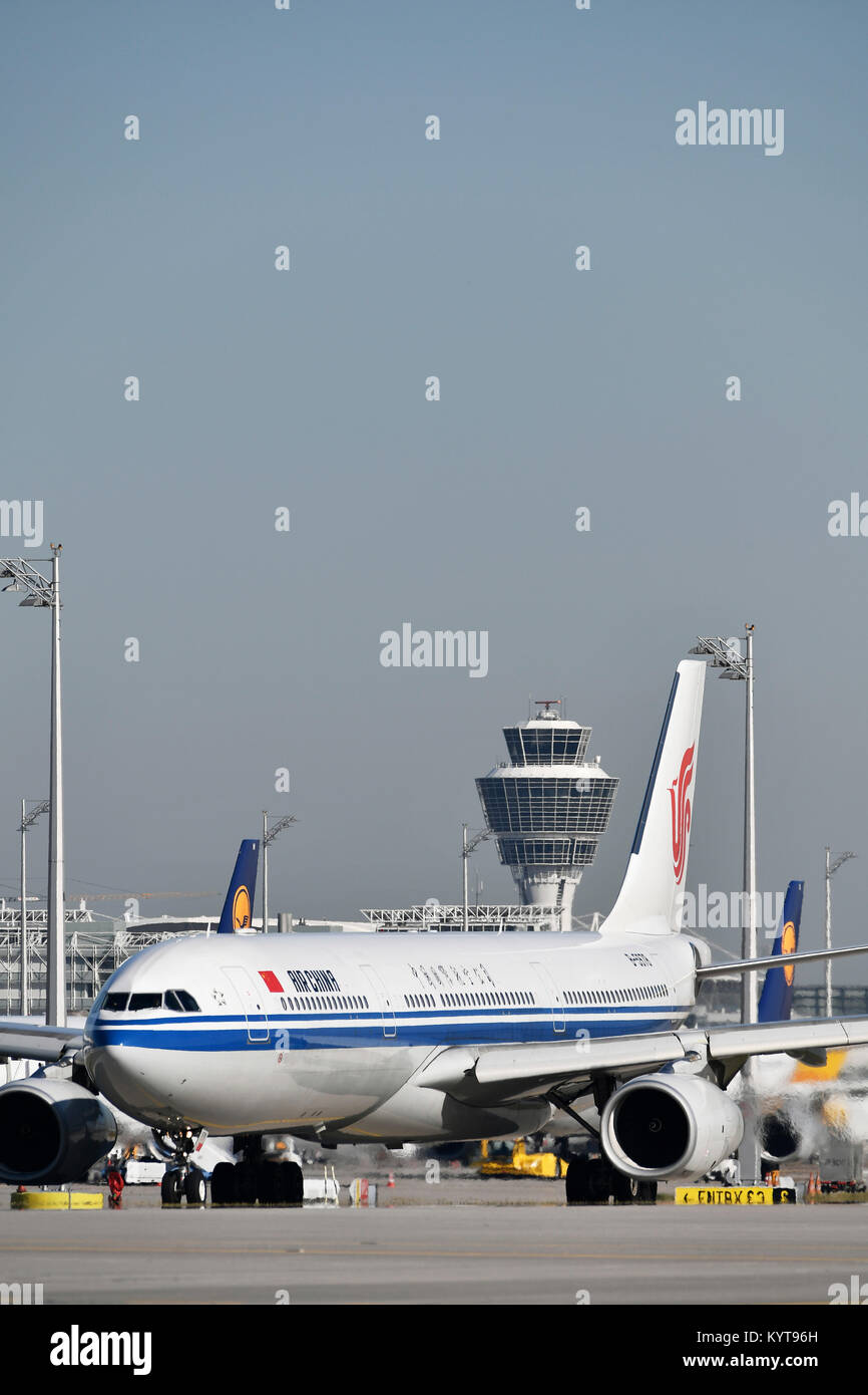 Air China, Airbus A330-200, Cockpit, Flugzeug, Flugzeug, Flugzeug, Fluggesellschaften, Fluglinien, Rolle, In, Out, Flughafen München, Stockfoto
