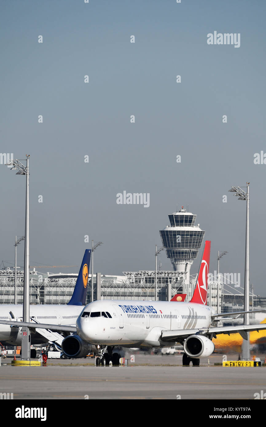 Turkish Airlines, Flugzeuge, Flugzeug, Flugzeug, Fluggesellschaften, Fluglinien, Rolle, In, Out, Flughafen München, Stockfoto