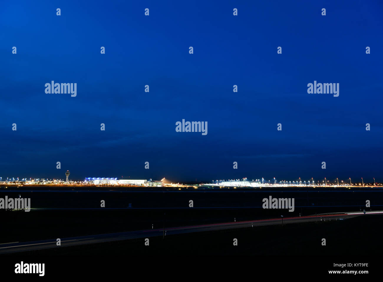 Übersicht, Flughafen, München, Nacht, Dämmerung, Lichter, Turm, Terminal 1, Terminal 2, Satellit, Mac, Munich Airport Center, Bahn, Flughafen München, Stockfoto