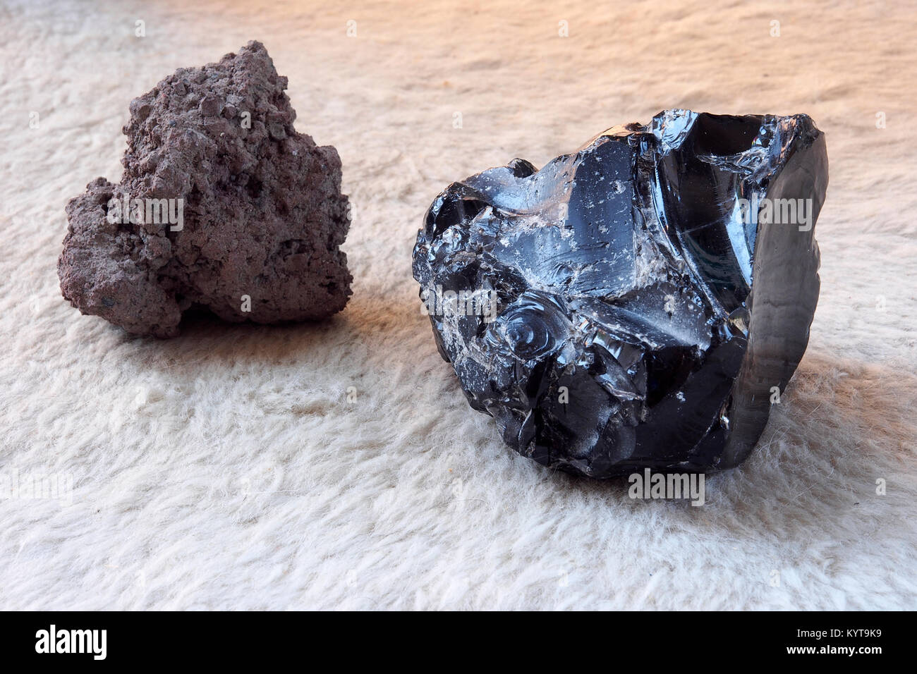 Lavastein und Obsidian Stein von einem freien Strand der Insel Lipari, einer der Äolischen Inseln in Sizilien, Italien. Stockfoto