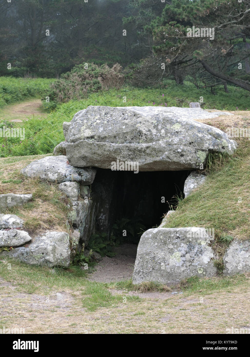 Obere Innisidgen Bronzezeit Grabkammer oder Eingang Grab, Porth Hellick Down St Mary's, Isles of Scilly, Cornwall, England, Großbritannien im Juni Stockfoto