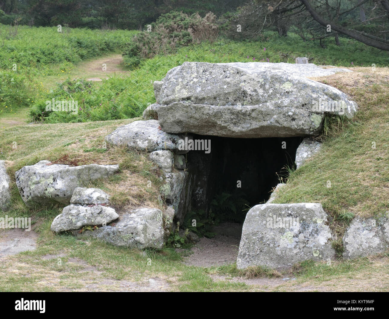 Obere Innisidgen Bronzezeit Grabkammer oder Eingang Grab, Porth Hellick Down St Mary's, Isles of Scilly, Cornwall, England, Großbritannien im Juni Stockfoto